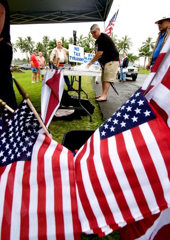 20090415_taxteaparty2 Organizers passed out flags and signs for the Tax Day Tea Party in Hilo. Photography by Baron Sekiya/Hawaii247.com