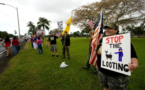 20090415_taxteaparty4 Protesters wave signs for motorists along Hilo Bayfront Wednesday afternoon Photography by Baron Sekiya/Hawaii247.com