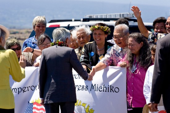 20090716_shakinghands Emperor Akihito and Empress Michiko shake hands with Big Islanders at the airport.