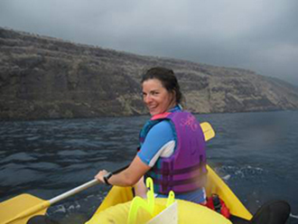 CourtneyCouch Courtney Couch kayaking across Kealakekua Bay to the study site. (Photo courtesy of Petch Manopawitr)