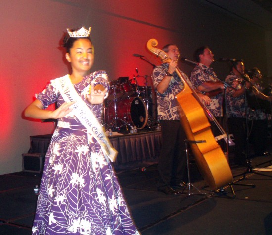 MissYoungCoffeeAnelaDeaguiar Miss Young Kona Coffee Anela Deaguiar, a Konawaena Middle School student, performing a hula with Na Hoku Award winners Hookena. (Hawaii 24/7 photo courtesy of Margaret Masunaga)