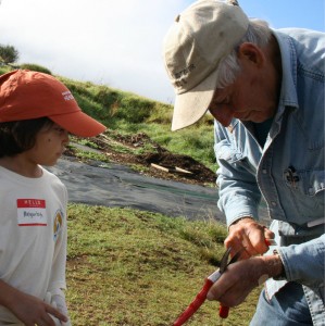Mala'ai Volunteer John Hollands Shares Tool Safety Tip with Kaiser Keiki