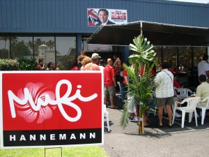 Mufi Hannemann kicked off his West Hawaii campaign Saturday with food and entertainment at his Kona headquarters. (Hawaii 24/7 photo by Karin Stanton)