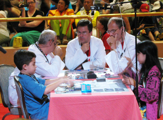 Pokemon2010JrFinal Juan Pablo Arenas and Yuka Furusawa battle during the Junior Division finals.