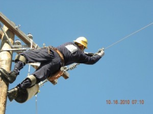 Hawaii linemen in previous mainland competitions. Photo courtesy of Hawaiian Electric Company