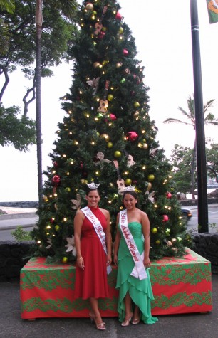 xmastreequeens Miss Kona Coffee Kuulika Karratti (left) and Miss Aloha Hawaii Kelsey Iyo pose for pictures Friday evening during the tree lighting festivities.