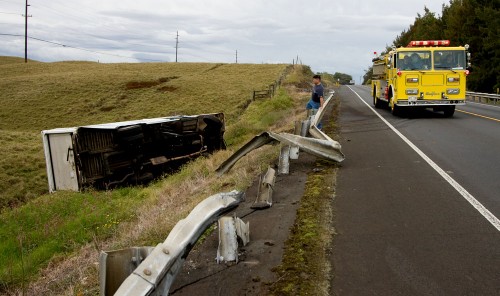 20081211_earls-snack-truck The Earl's Snack Shop truck overturned along Highway 19 near Waimea Country Club Thursday morning (Photos by Baron Sekiya/Hawaii247.com)