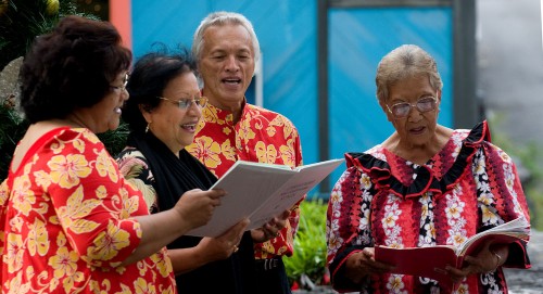 20081219_civic-club-sings Members of the Kuakini Hwaii Civic Club of Kona sing Christmas carols at Emma's Square across from Hulihee Palace during the Holiday Cheer in Kailua Village program. Singing are (left to right) Cris Ramos, Susie Houston, Bucky Leslie and Luc Kawamoto. (Photos by Baron Sekiya/Hawaii247.com)