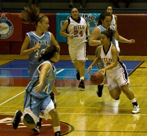 20090102_uhh-hina-kimitete1 UH-Hilo Vulcan Hina Kimitete (22) works her way through Hawaii Pacific Sea Warriors defensive traffic during the first half of action at Afook-Chinen Civic Auditorium. HPU leads UH-Hilo at the half 38-32.