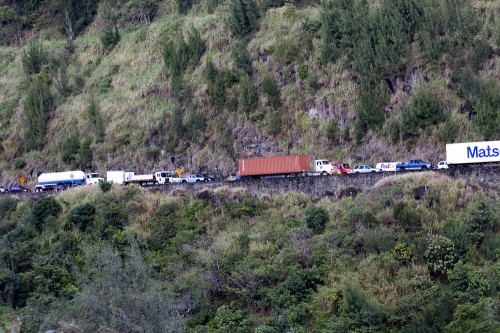20090108_kaawalii-gulch-traffic Traffic in Kaawalii Gulch on the Honokaa side waiting for the road to be cleared.