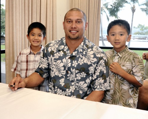 haw247_8342 Victorino with two young fans Devon Hirata (left) and Cody Min.