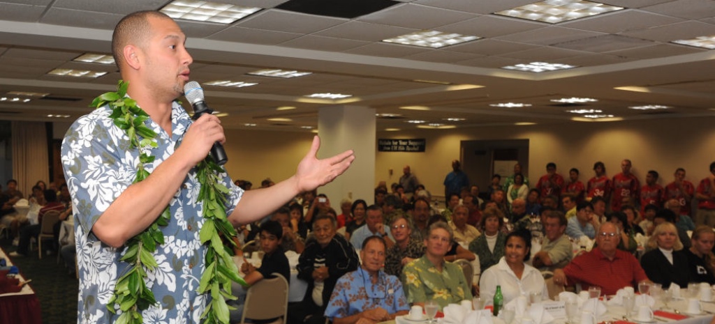 haw247_8399-t Shane Victorino speaks to fans during a January visit to UH-Hilo. (Hawaii247.com photo courtesy Rick Ogata)