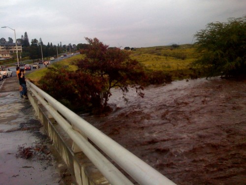 20090211_waikoloa-flooding Auwaiakeakua Gulch, near Waikoloa Village, spills over Waikoloa Road as heavy rains soaked the west side of the island. The forecast for Wednesday night is for scattered showers with a chance of thunderstorms, clearing after midnight. The National Weather Service forecasts more thunderstorms possible for Thursday afternoon.