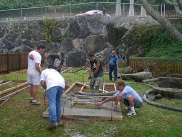 higashihara62 Framing the horse shoe courts - Members of Hawaii Drug Court program working and learning alongside head contractor Bob Lovein. (Hawaii247.com photos courtesy of Cliff Kopp)