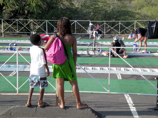 703ray Cameron, 7, and Alexis, 13, watch as dad Rick Ray gears up for the 56-mile bike segment. (Hawaii247.com photo by Karin Stanton)