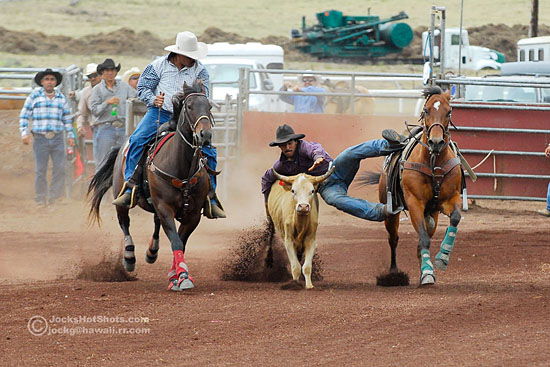 hhsra-sf_sat_061309_1303-levirita-jhs Levi Rita competes in Friday high school rodeo action in Waimea. Photography by Jock Goodman/Special to Hawaii247.com