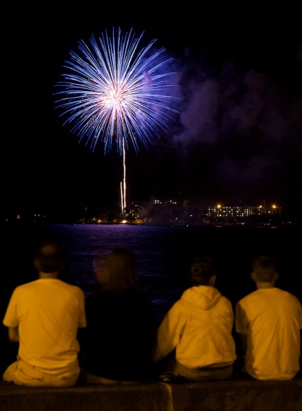 20090704_fireworks-color The skyrockets were launched from Mokulua (aka. Coconut Island) Saturday night for the Independence Day celebration.