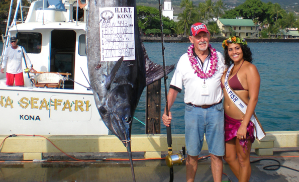 HIBT2 Old South Marlin Club #2 captain and angler Bob Lowe weighs in his 443-pound Pacific blue marlin with Miss Billfish 2009 Andria DeBina. (Hawaii247.com photo by Karin Stanton)