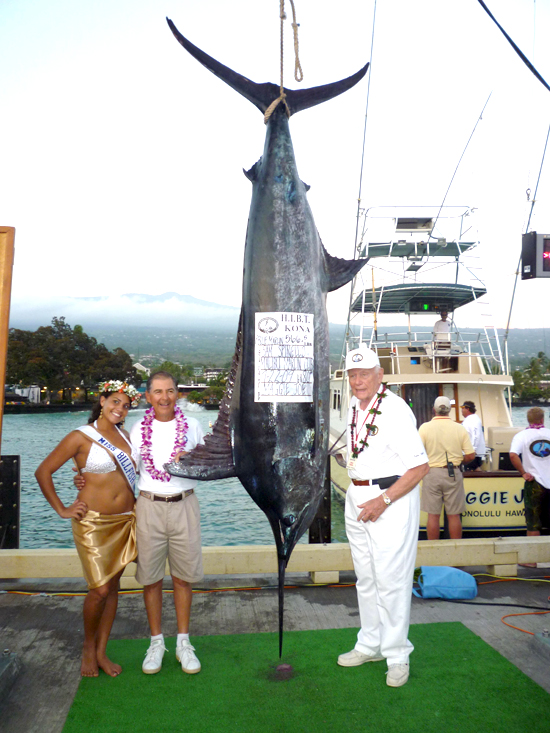HIBT3Malibu HIBT founder Peter Fithian (right) congratulates Malibu Marlin Club Angler Sam Spinello on his 567-pound catch Wednesday on Kailua Pier. (Photo courtesy of Current Events)