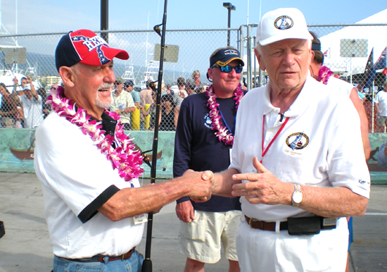 HIBTFithianLowe Tournament founder Peter Fithian congratulates Capt. Bob Lowe on the day's catch. (Hawaii247.com photo by Karin Stanton)