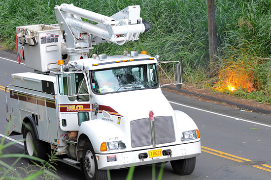 20090810_RO-Line-Down1 HELCO crew arrives on scene to de-energize the power line and make repairs. Photography by Rick Ogata/Special to Hawaii 24/7