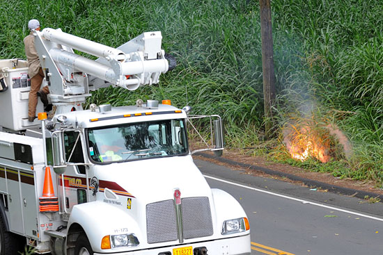 20090810_RO-Line-Down2 A live power line ignites grass and brush alongside Waianuenue Avenue. Photography by Rick Ogata/Special to Hawaii 24/7