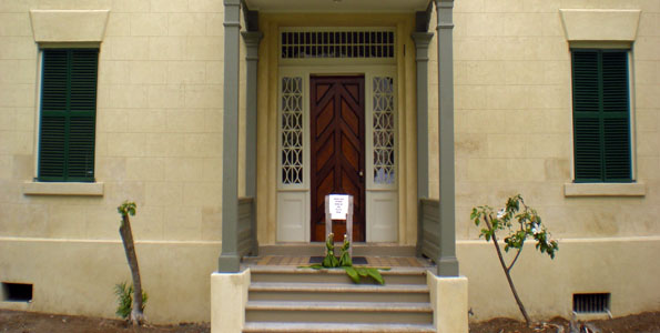 HuliheePalaceDoor Hulihee Palace was closed for repairs after the October 2006 earthquakes. It reopens to visitors Sept. 30. (Hawaii247 photo by Karin Stanton)