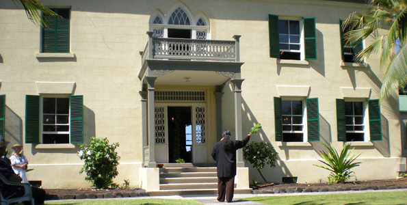 PalaceChing Kumu Keala Ching conducts the blessing Tuesday to mark the reopening of Hulihee Palace. (Hawaii247 photo by Karin Stanton)