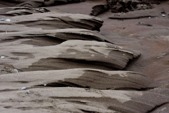 20091012_hilo-bay-sandcuts Rainwater erosion on the beach at Hilo Bay.