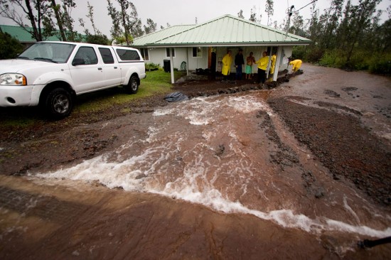 20091114_ainaloa-flood-driveway-home Rainwater cascades like a river down the driveway of a home in Ainaloa Subdivsion on Rainbow Drive Saturday (Nov 14). Photography by Baron Sekiya for Hawaii 24/7.