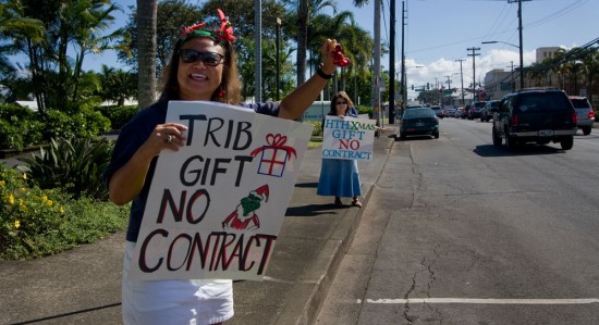 20091221_hth-picketers-close