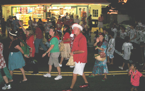 FitzgeraldParade Parks & Recreation Director Bob Fitzgerald gets into the holiday spirit. Nice hat, Bob! (Hawaii 24/7 photo courtesy of Margaret Masunaga)