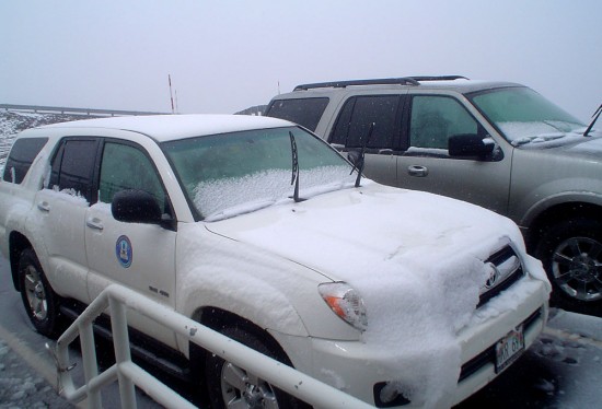 20100409_maunakea-snow-cars