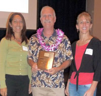 DrRogerWeiss Dr. Roger Weiss with HPA president Dr. Jill Oliveira Gray and past president Barbara Higa Rogers. (Photo courtesy of Roger Weiss)