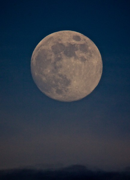 20120928_moonrise-hilo Moonrise over Hilo Friday (Sept 28). The full moon is Saturday evening but even Friday at dusk the moon loomed large over Hilo as it rose in the sky. Photography by Baron Sekiya | Hawaii 24/7