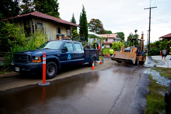 20121128_papaikou-water-break 004 Department of Water Supply crews worked on repairing an eight-inch water main in the Aderton Camp area of Papaikou Wednesday afternoon (Nov 28). Photography by Baron Sekiya | Hawaii 24/7