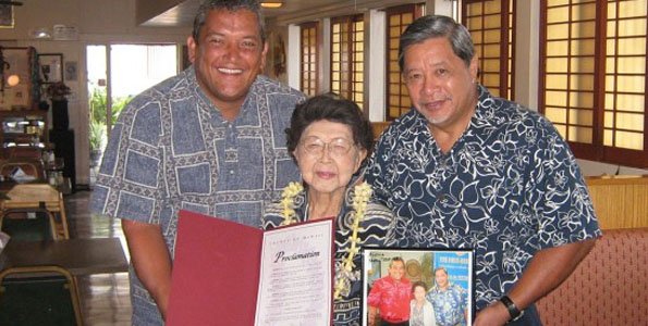 Mayor Billy Kenoi and then-deputy managing director Wally Lau present Shizuko 'Mary" Teshima with a commendation recognizing her 102nd birthday in 2009. (Photo courtesy of the Mayor's Office)