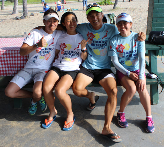 Women’s world champion Yasuko Miyazaki (second from left) and her crew, sporting the T-shirts she sold to raise funds to race. (Hawaii 24/7 photo by Karin Stanton)