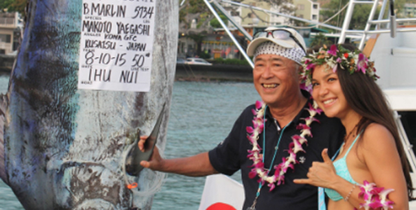 Makoto Yaegashi, Kona Game Fishing Club – Kusatsu weighs in largest fish of the day and gets a photo with Cheri Lavoie, Miss Billfish 2015. (Photo courtesy of HIBT)