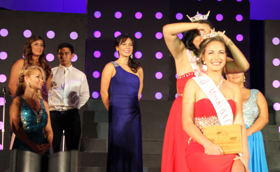 Miss Kona Coffee 2015 Ariel Enriquez pins the crown on Miss Kona Coffee 2016 Polanimakamae Kahakalau. (Hawaii 24/7 photo by Karin Stanton)